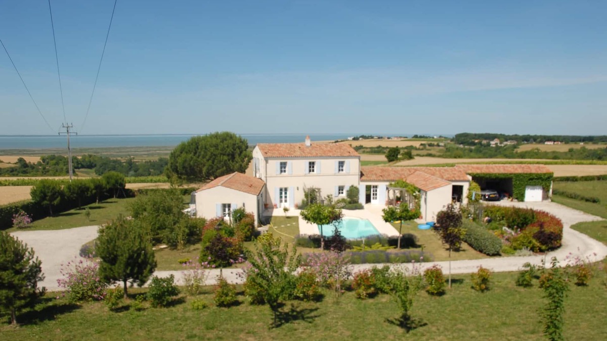 Mortagne-sur-Gironde Cottage | QUIET COUNTRY COTTAGE FOR 2. HEATED POOL. PANORAMIC SEA VIEW. NEAR BEACHES