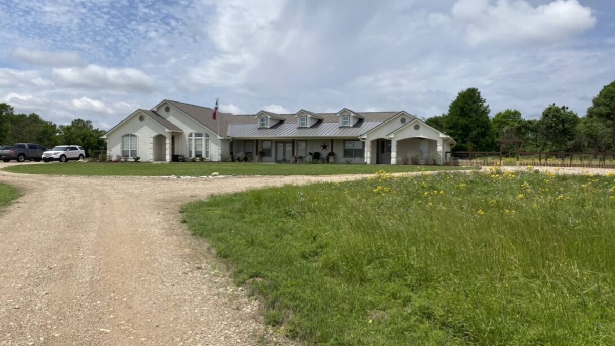 Millican House | Quiet country 3 bed 3 bath with queen size sofa bed only 22 minutes from TAMU