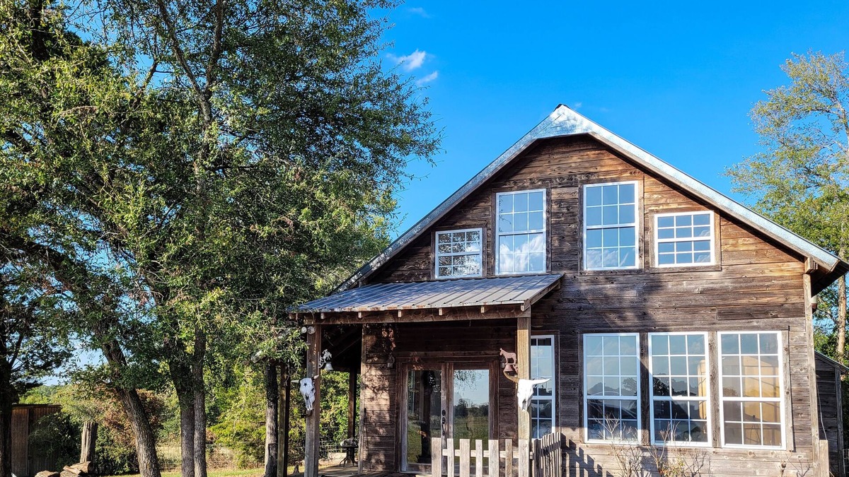 Groesbeck Cabin | Quiet country cabin with amazing views & access to stocked fishing ponds