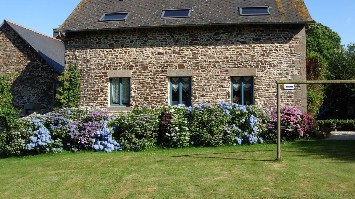 Parce Cottage | Quiet country cottage, large garden, children's games, beautiful walks, fishing.