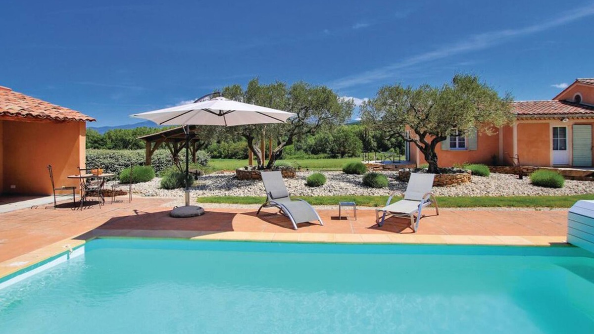 Mormoiron Villa | Quiet country cottage with private pool