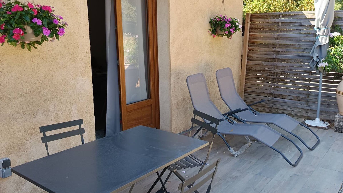 Aups Apartment | Quiet country gite with air conditioning.