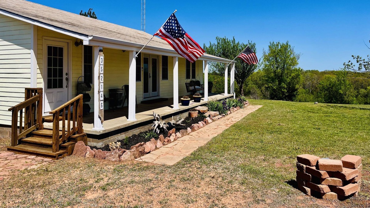 Milfay House | Quiet Country Home overlooking the beautiful Oklahoma skies