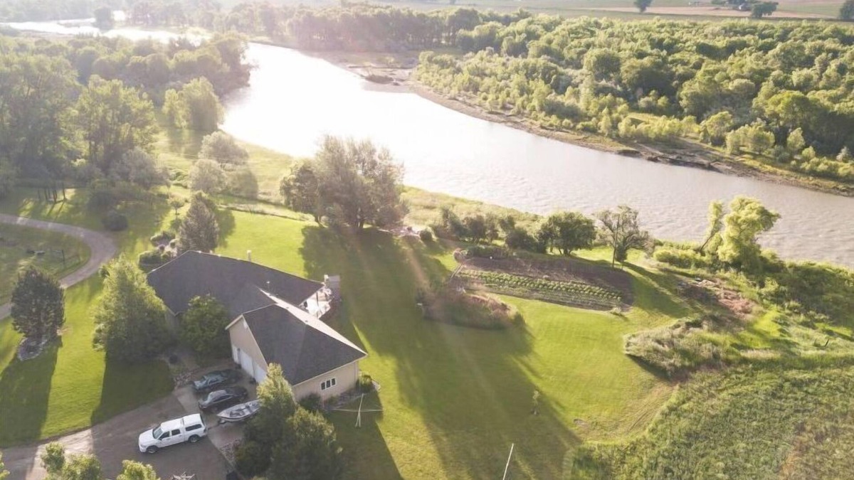Edgar House | QUIET COUNTRY LIVING AT RIVER'S EDGE