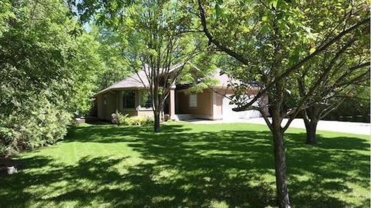 New Bothwell House | Quiet Country Living Convenient City Amenities