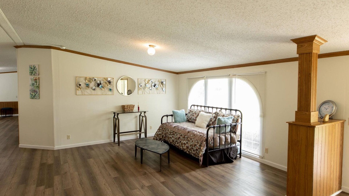 Starkville House | Quiet country living in a newly remodeled mobile home on 1.5 acres - 7 mi to MSU