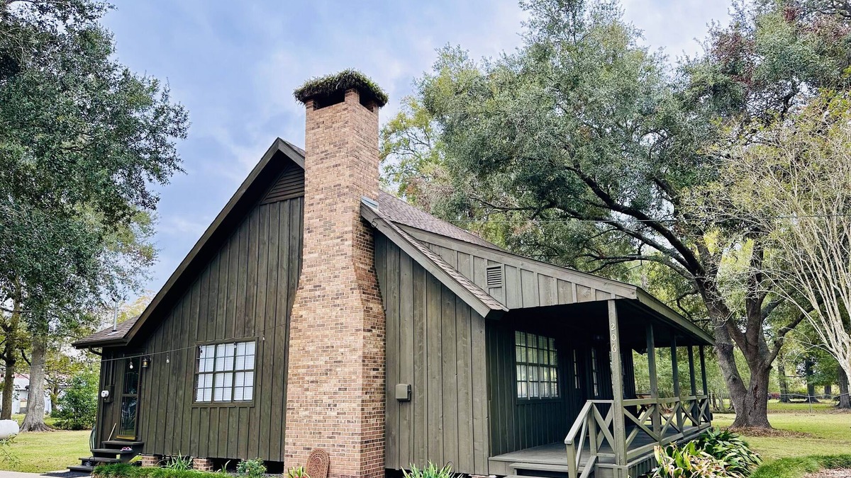 Charenton House | Quiet Country Retreat- Lances Chateaux! Huge yard!
