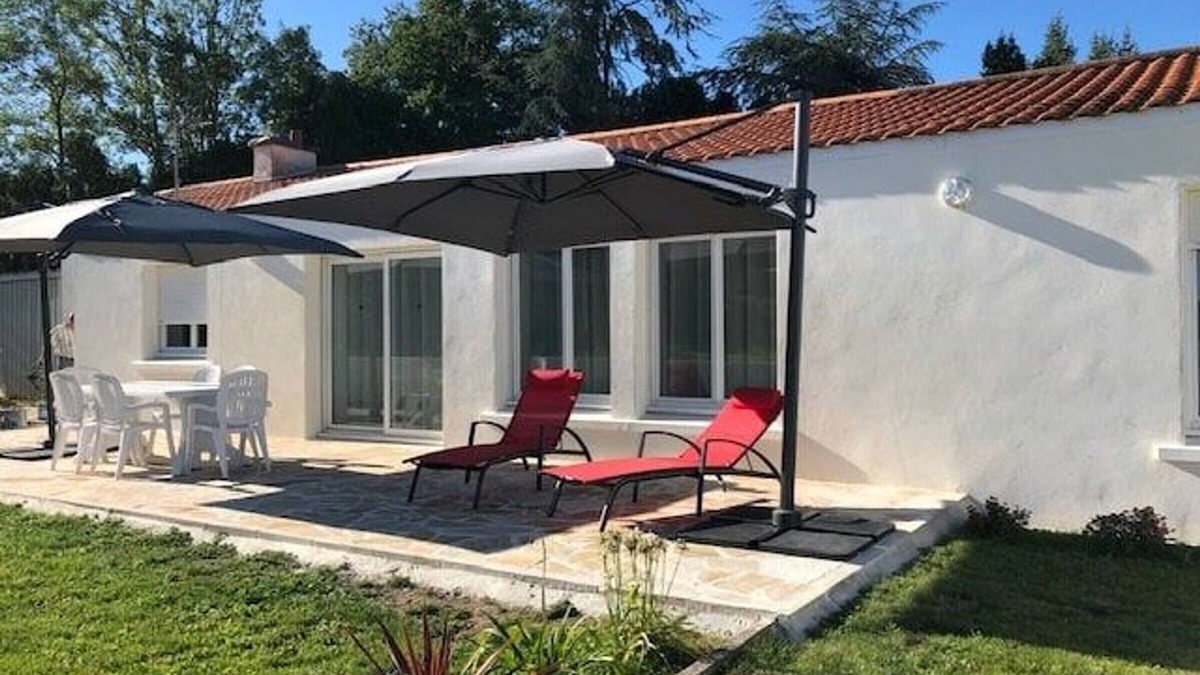Rouans Cottage | Quiet countryside cottage with pets allowed, parking and wifi