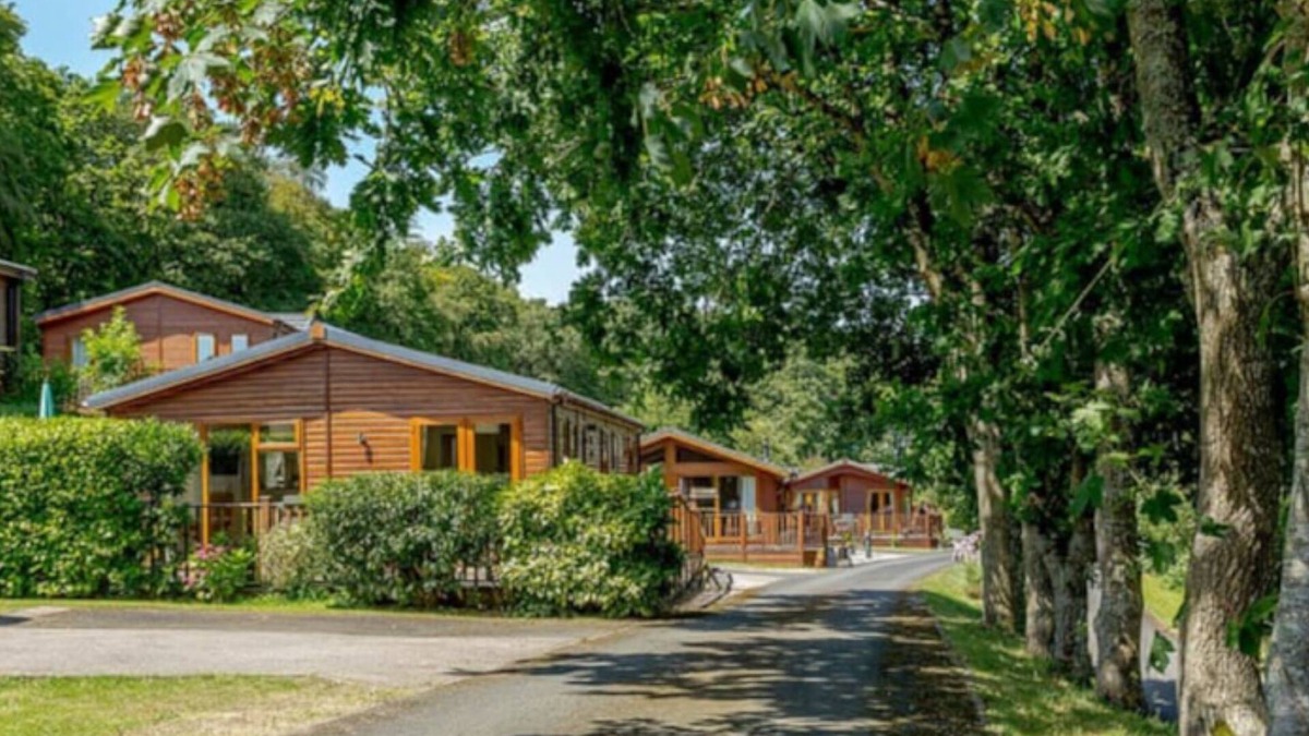 Widemouth Bay Cabin | Quiet countryside 3-bedroom chalet with a Hot Tub