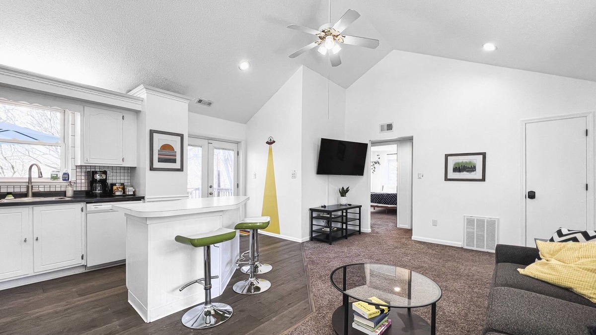 Gladstone House | Quiet & Cozy 2BR House Big Yard