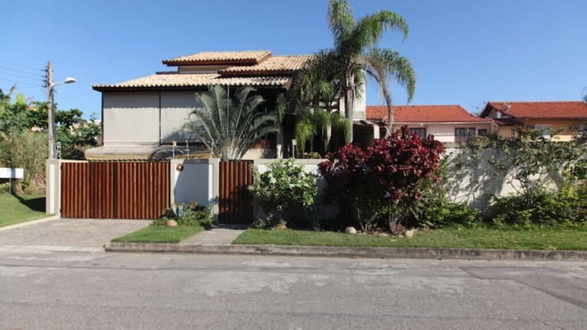 Piratininga House | Quiet, cozy, airy house, a stone's throw from the beach.