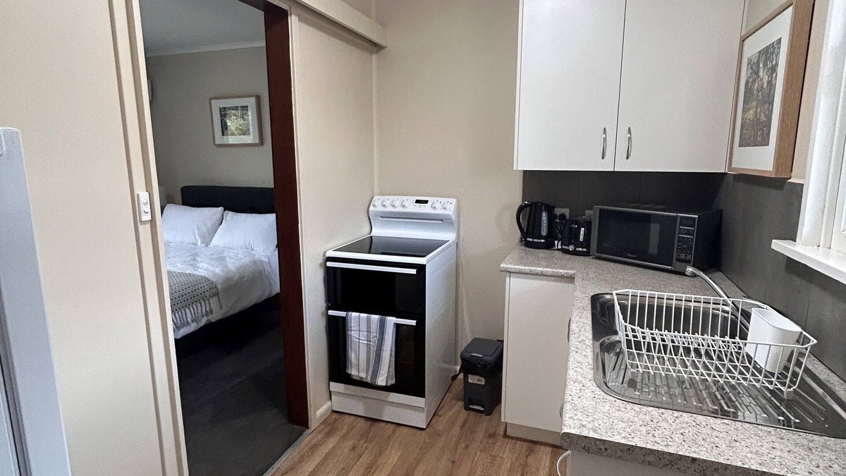 Canowindra Apartment | Quiet Cozy Apartment nnEntire KitchennQueen Bed, 1 Bathroom nCanowindra
