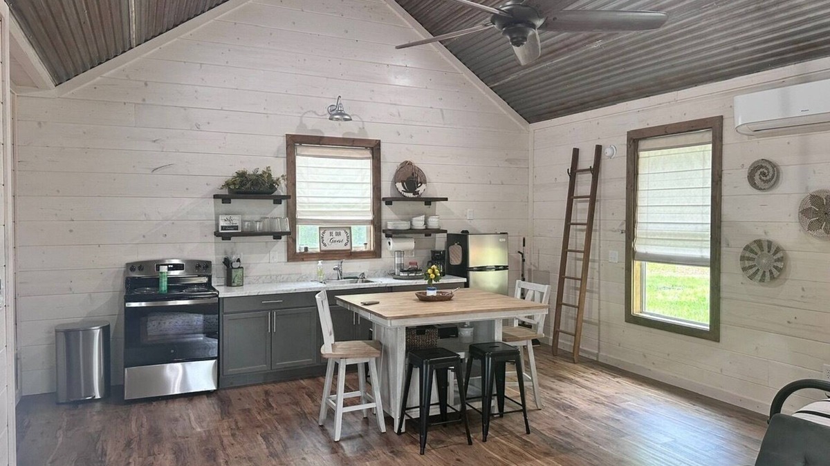 De Queen Cabin | Quiet Cozy Cabin on Little River.