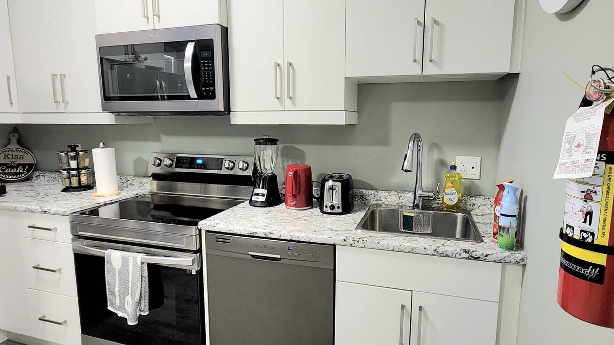 Regina Apartment | QUIET & COZY MODERN SUITE CLOSE TO RCMP