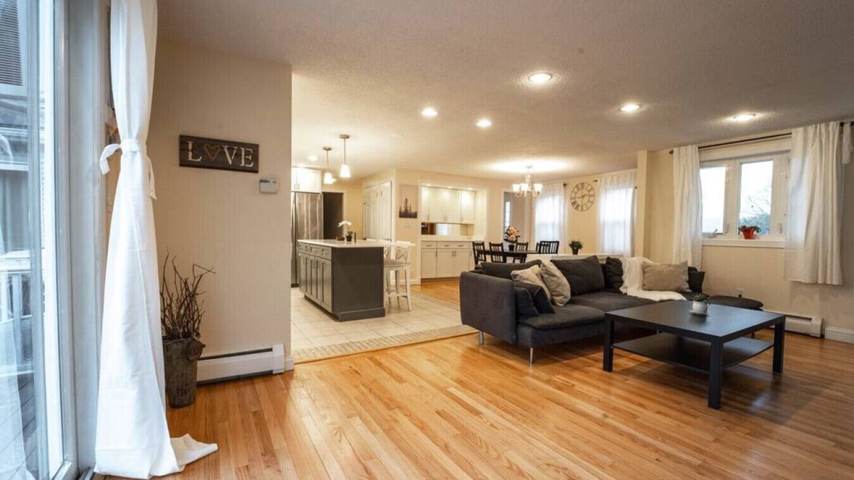Ellington House | Quiet, Cozy, Remodeled Farmhouse | 4 BR + King Bed