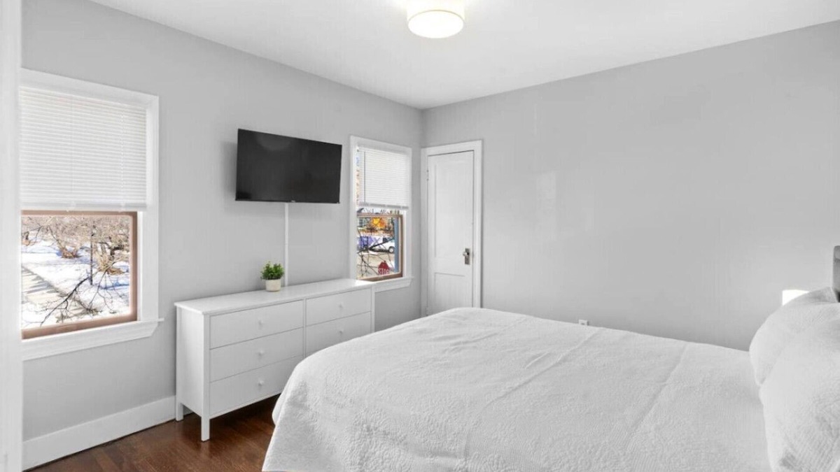West Rock Apartment | Quiet & Cozy Room by SCSU