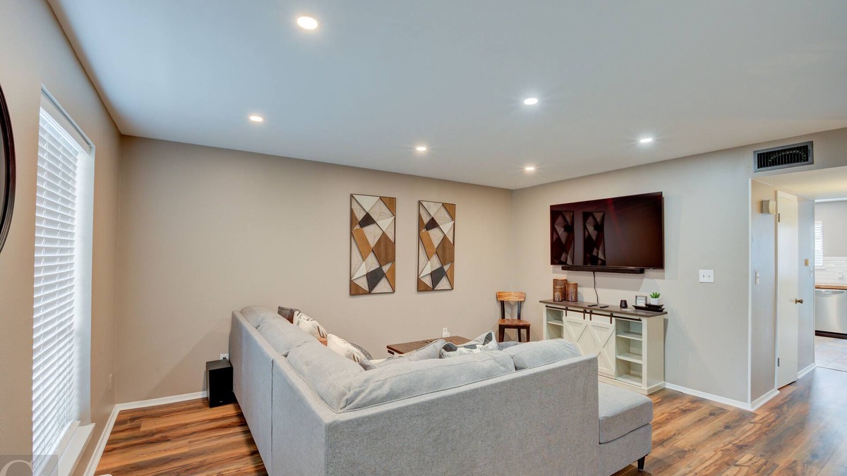Springlake House | Quiet, Cozy Townhouse w/all new appliances and furniture.