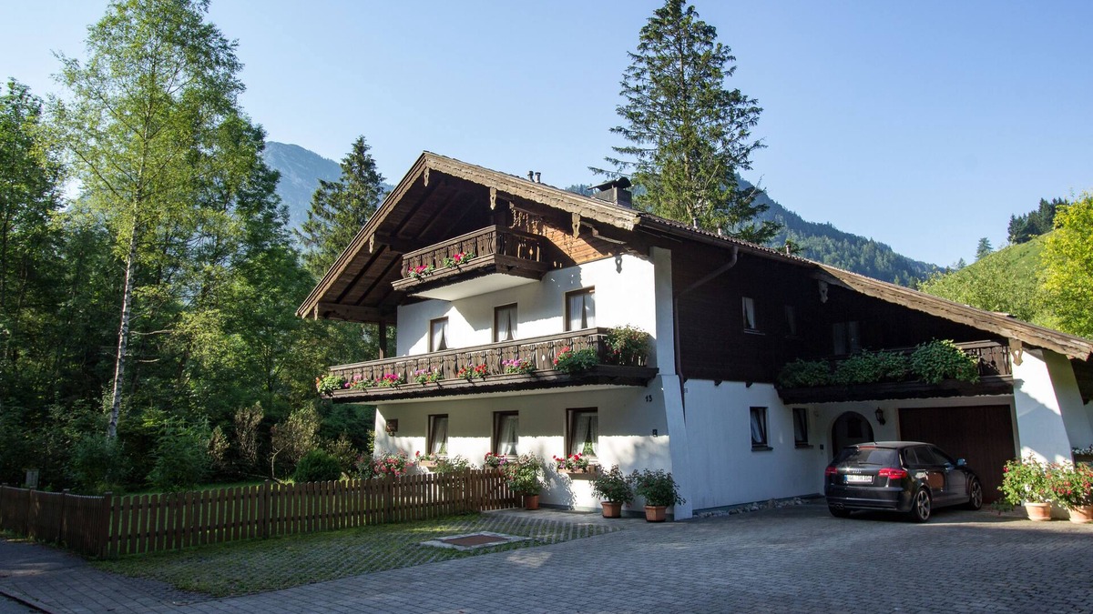 Weissbach an der Alpenstrasse Apartment | Quiet, centrally located apartment with sunny balcony