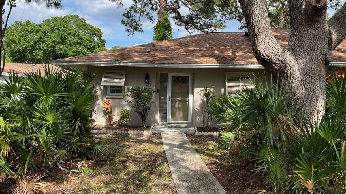 Park East Condo | Quiet Downtown Sarasota Condo minutes from Siesta Key.