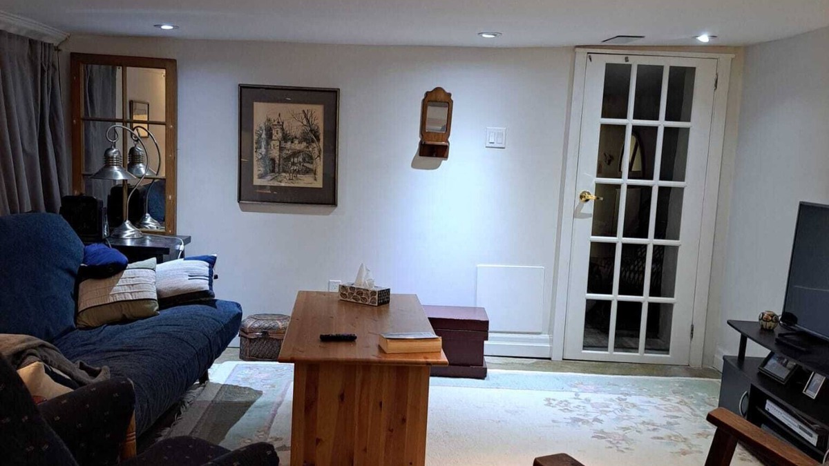 Bickford Park Apartment | Quiet downtown Toronto 1 bedroom sunny summer sublet near Ossington Subway