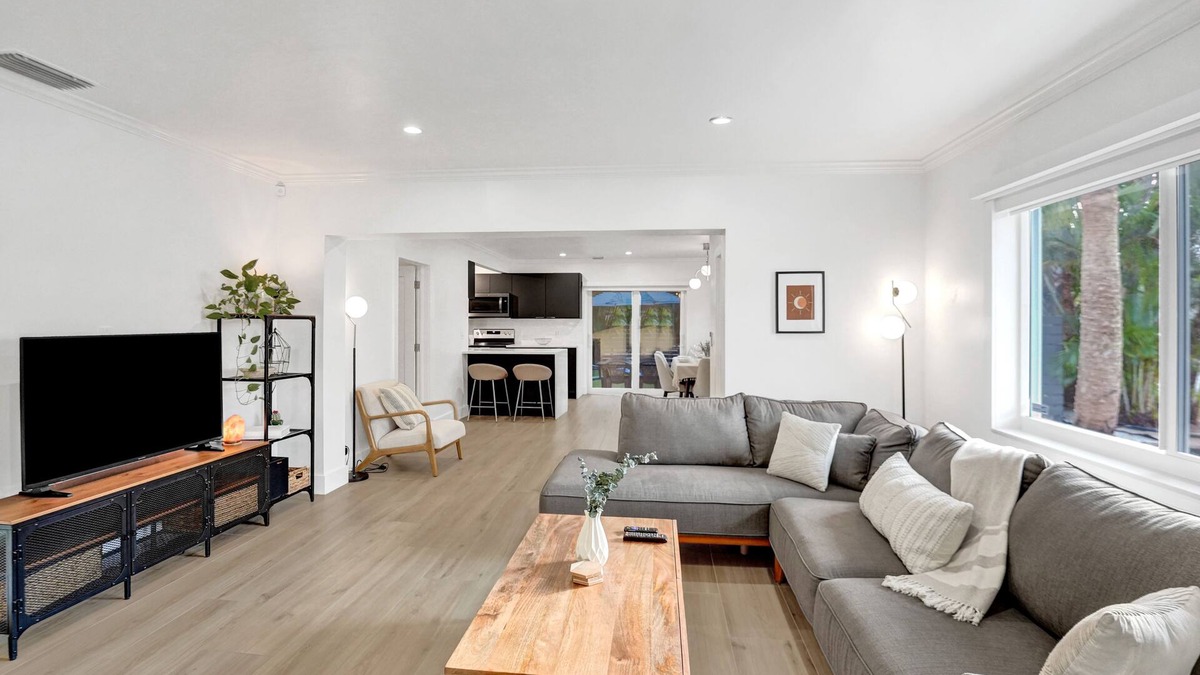 South Corals House | Quiet Escape | Private Yard/BBQ | Walk 2 Downtown