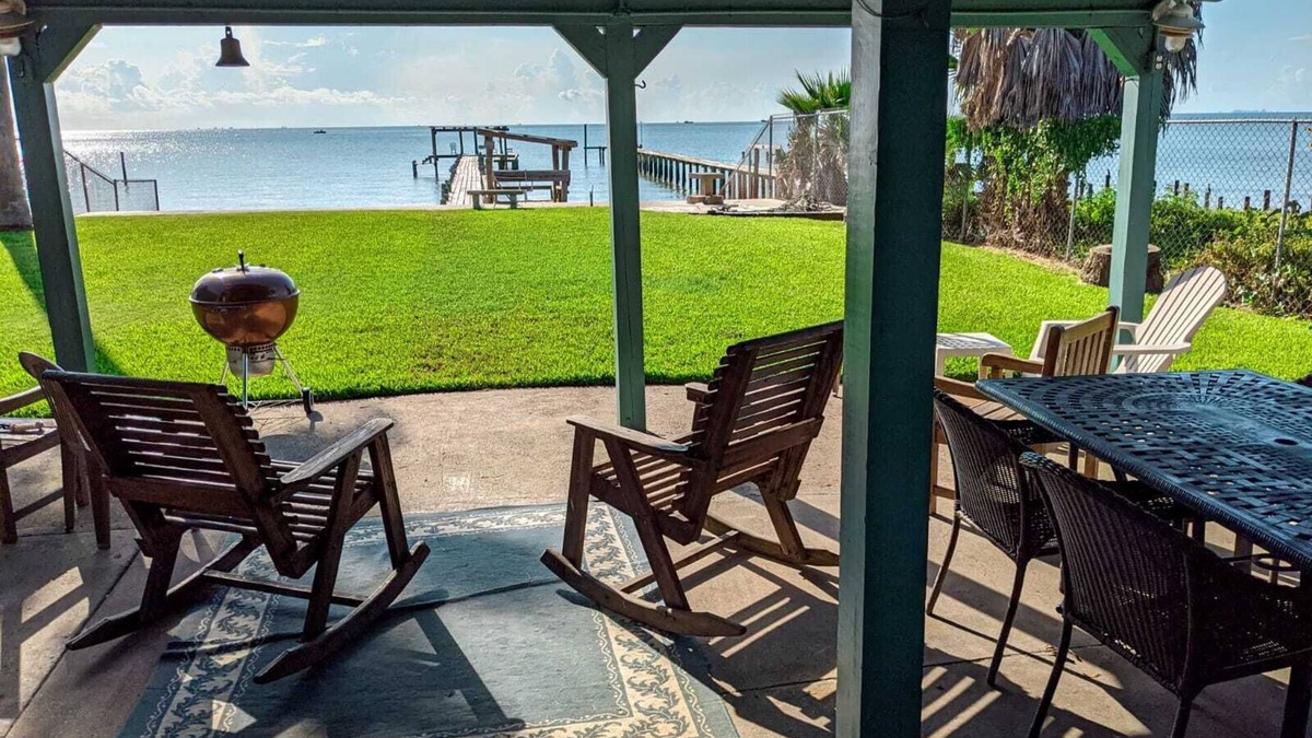 San Leon House | Quiet Family Kept Waterfront Bayhouse With Great Fishing Pier