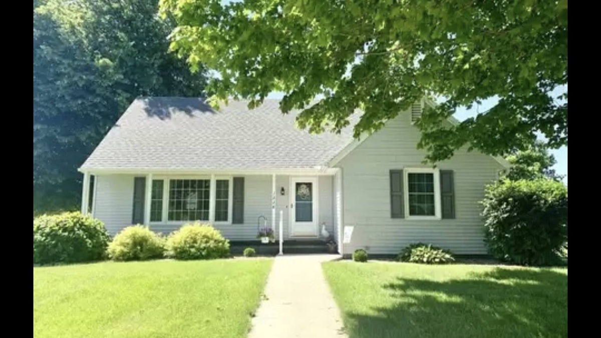 Fulton House | Quiet family sized retreat surrounded by farm but in town.