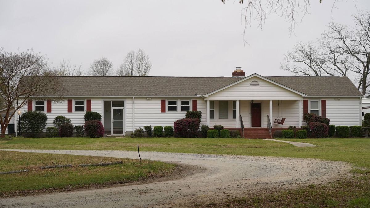 Clinton Other | Quiet farmhouse nestled near Presbyterian College and Clinton, SC w/pool table.
