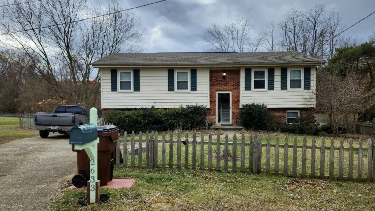 Burlington House | Quiet fenced in bi-level home on a cul-de-sac street.