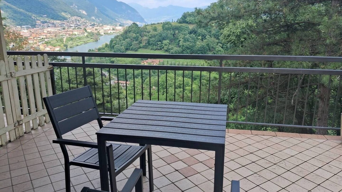Villongo Apartment | Quiet flat in the Villongo Castle park near the Iseo lake