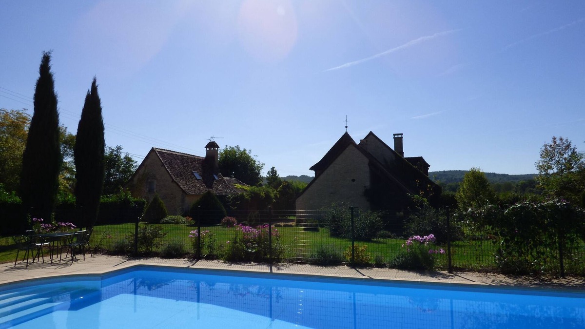 La Boissiere-d’Ans House | Quiet stone house sleeps 11 heated private pool