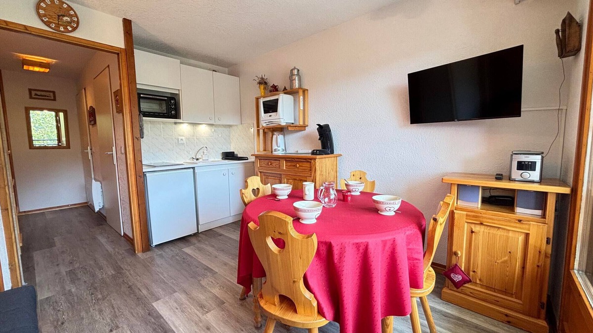 Notre-Dame-de-Bellecombe Apartment | Quiet apartment with balcony, mountain view, private parking