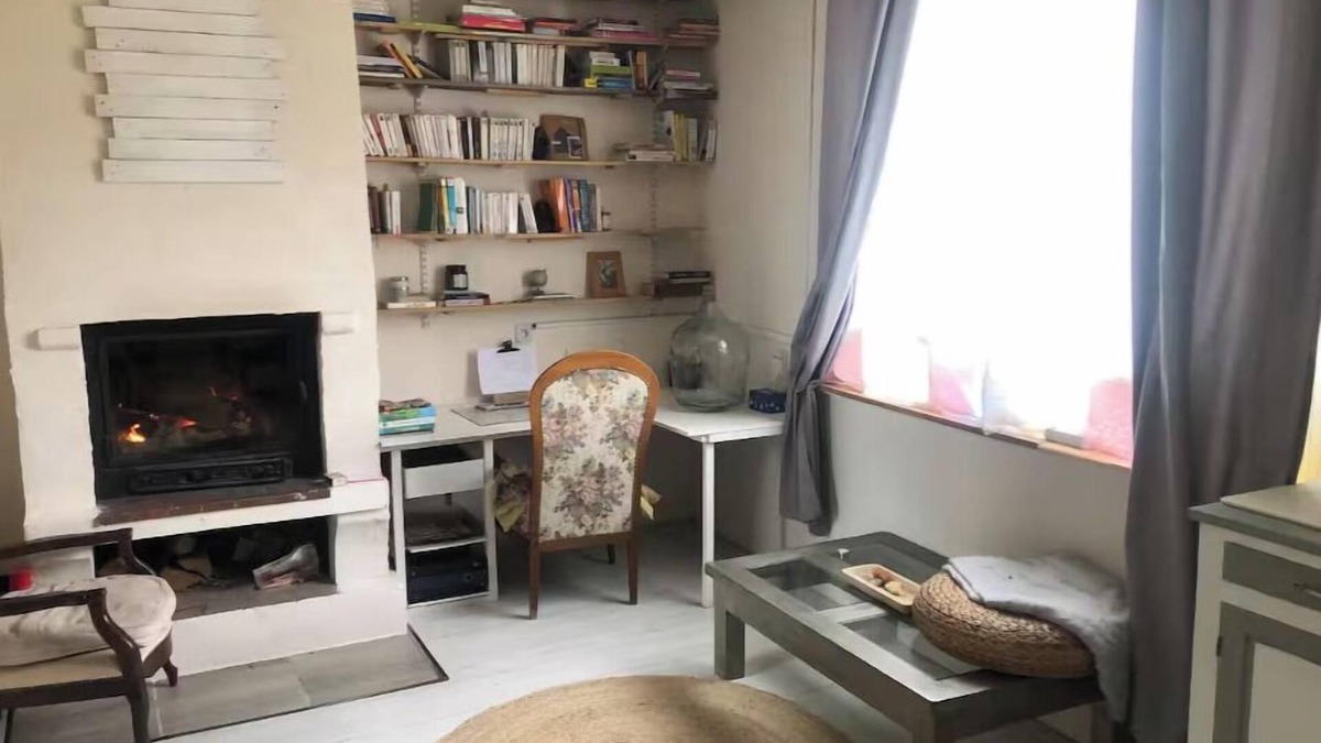 Saint-Germain-des-Fosses Apartment | Quiet studio overlooking the garden. Pets at no extra charge