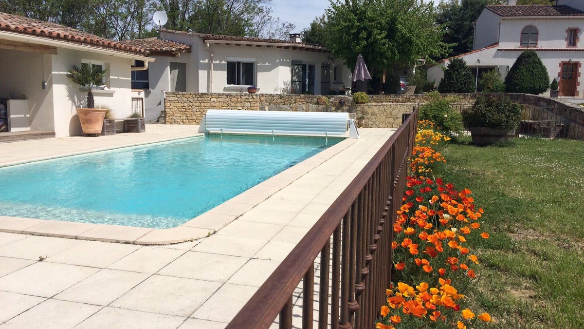 Saint-Martin-de-Villereglan House | QUIET 8-BED FAMILY HOME WITH SWIMMING POOL