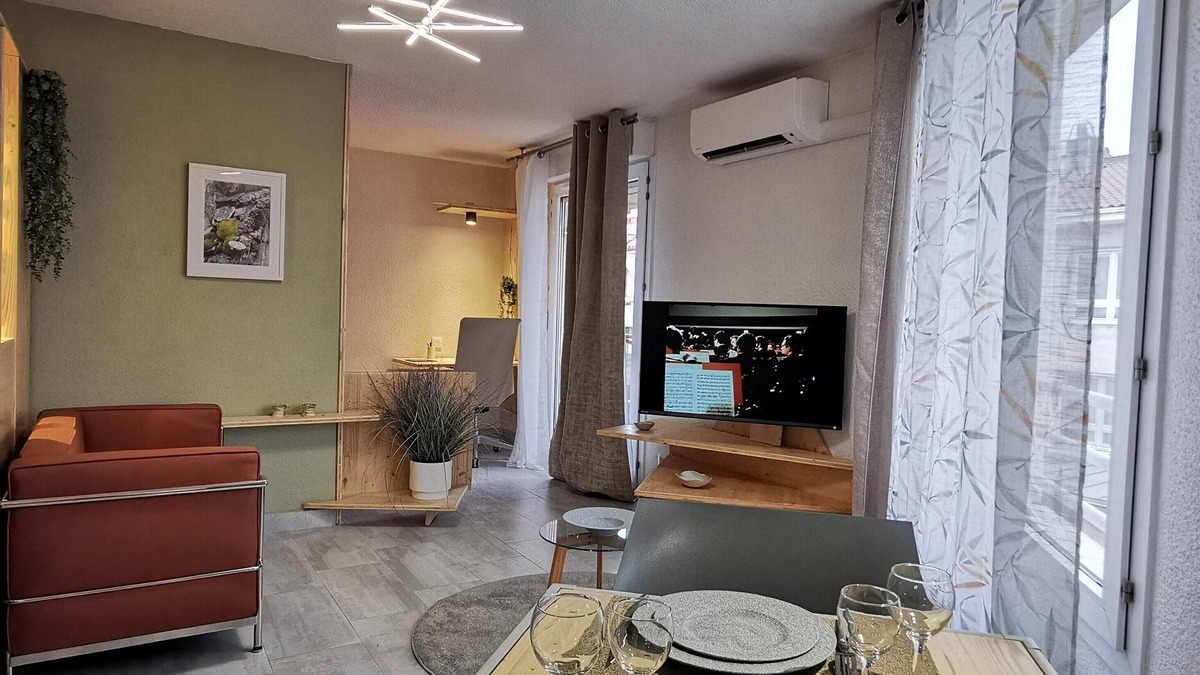 Blagnac Apartment | Quiet, friendly apartment - Private parking - Near tramway and airport