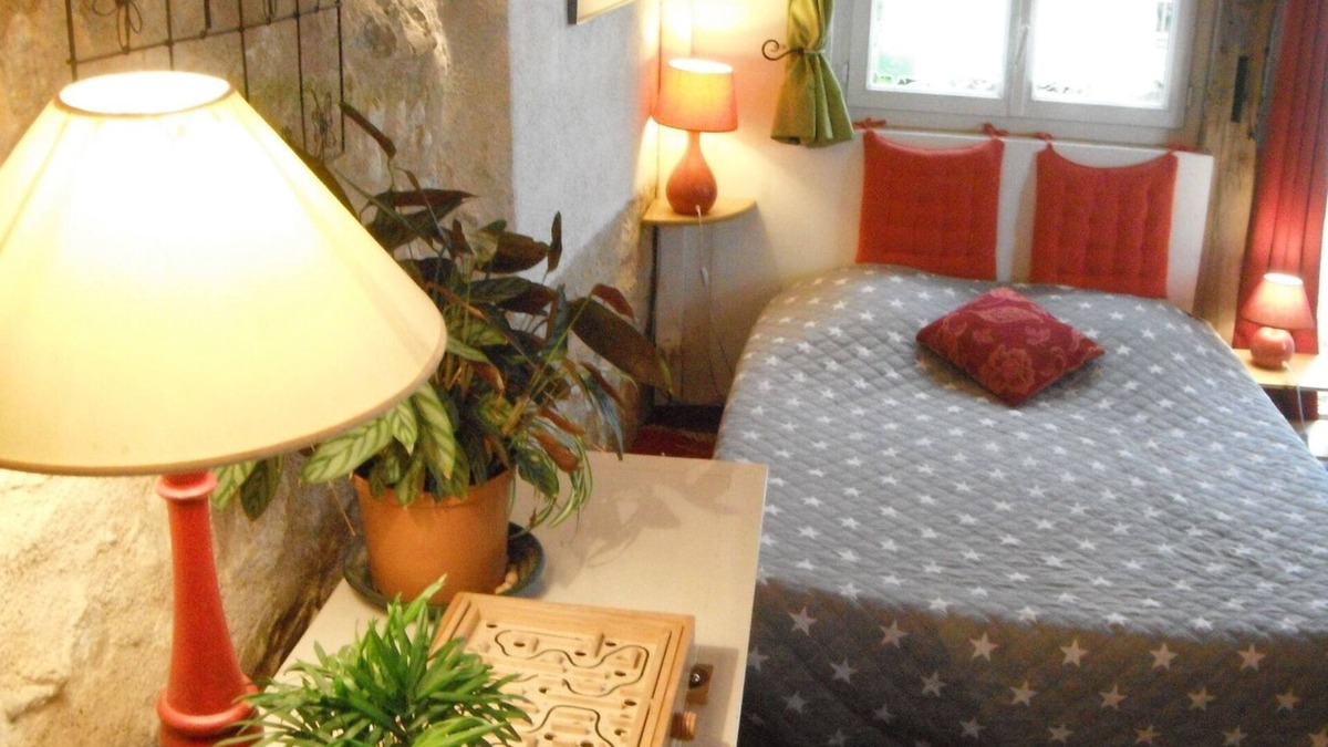 Chauvigny Bed & Breakfast | Quiet garden facing the castles for your stay in the Pays du Futuroscope