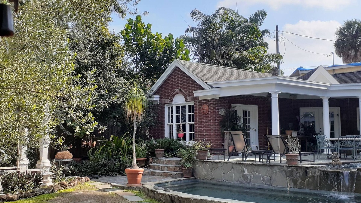Lake Eola Heights House | Quiet Garden Retreat Downtown Orlando - Private Apartment, Shared Pool and Patio