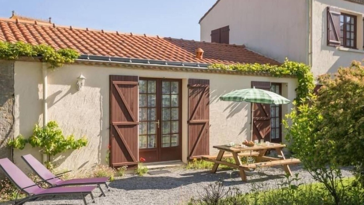 Rouans Cottage | Quiet Getaway Near Canal: BBQ, Bikes, WiFi, Baby Gear, Private Terrace, Up to 4 Guests