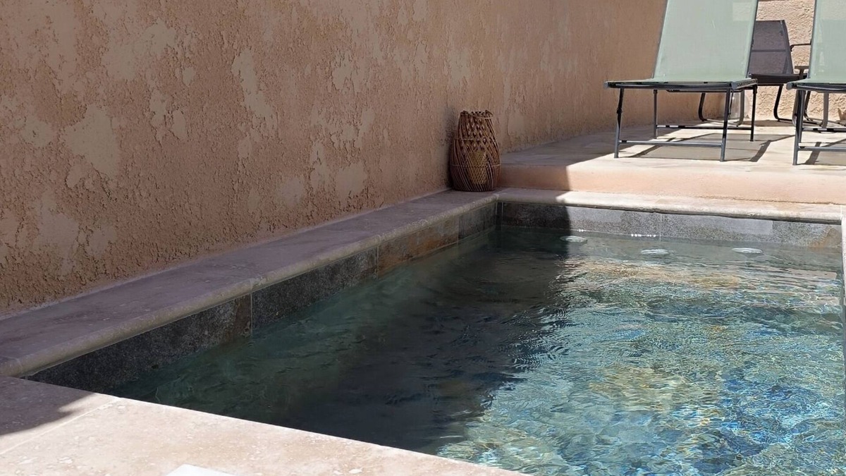 Graveson Apartment | QUIET GITE FOR TWO WITH RELAXING POOL NOT OVERLOOKED + PET