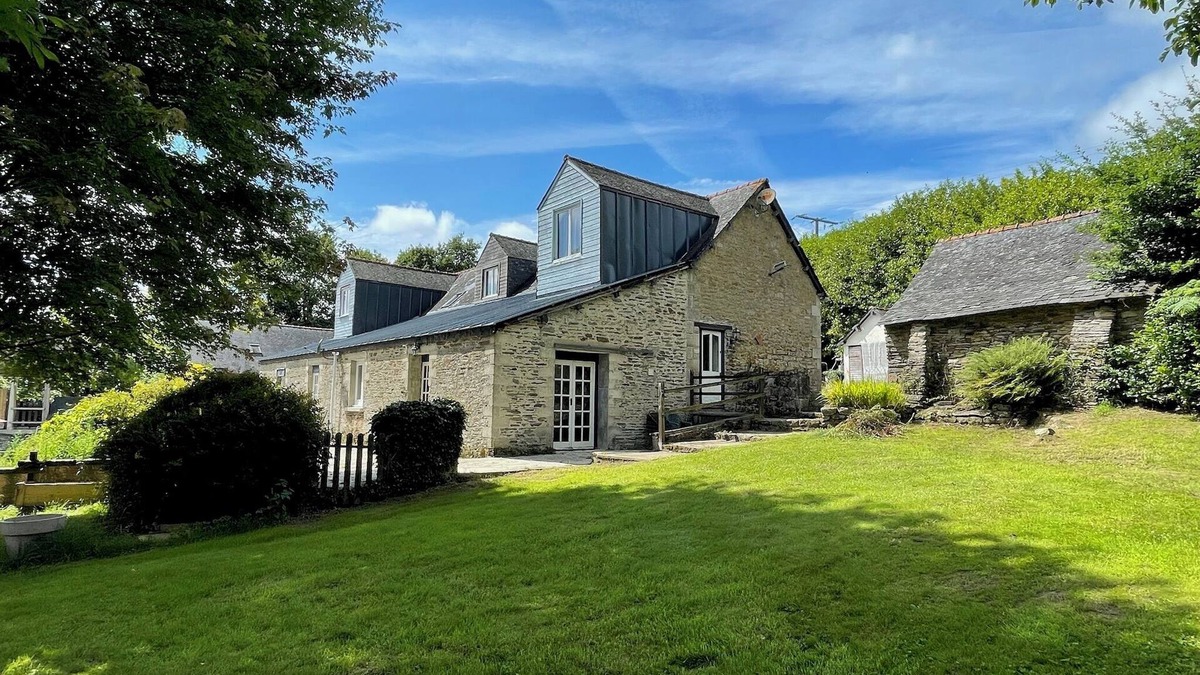 Cleguerec Apartment | Quiet gîte ideal for family get-togethers or business trips