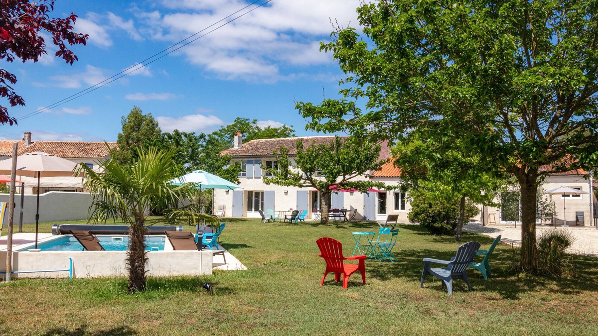 Balanzac Cottage | Quiet gite with pool between Saintes and Royan
