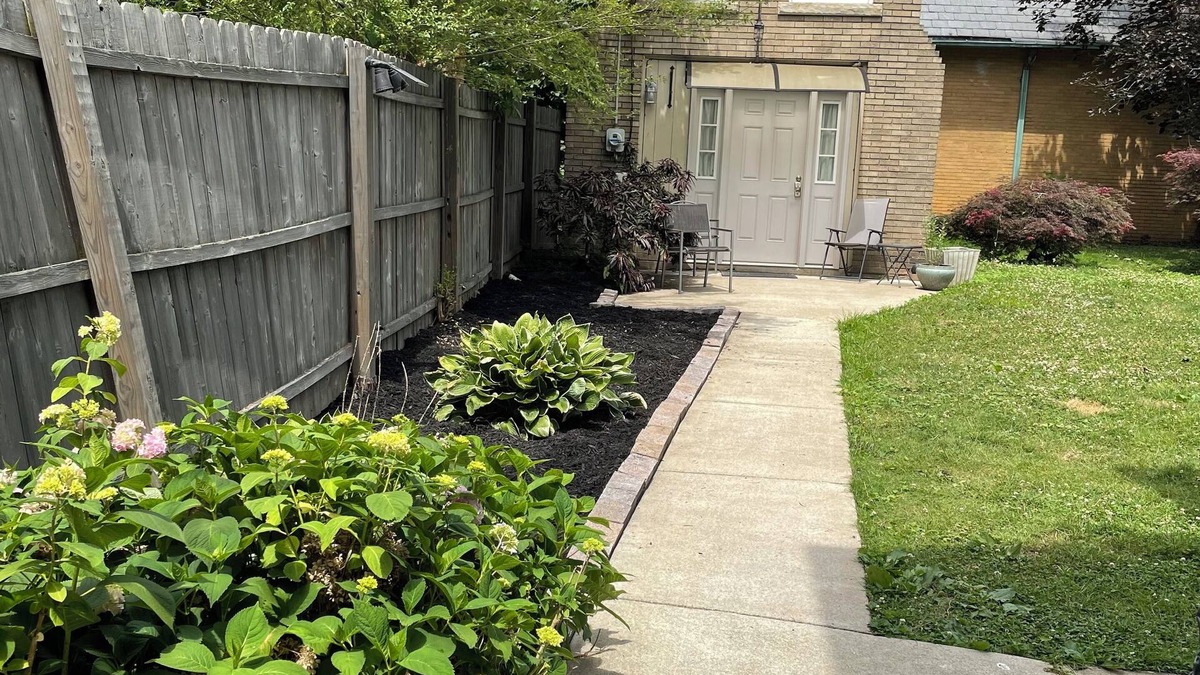 Charleston Cottage | Quiet Guesthouse/Cottage in Historic East End of Charleston, WV. Pet Friendly!