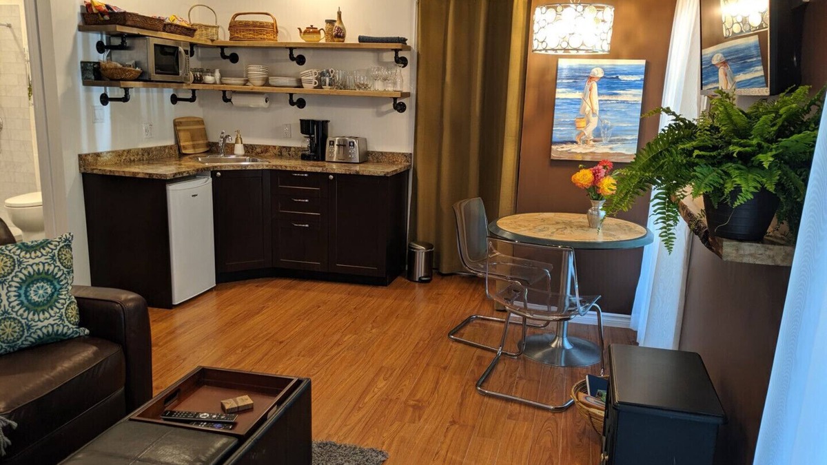 North Saanich House | Quiet hideaway near Sidney, BC with king bed, kitchenette and private bathroom