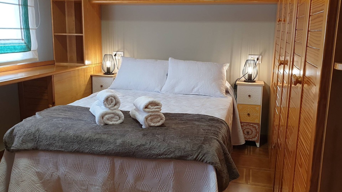 Boiro House | Quiet holiday home for up to 10 people, with garden, near the beach