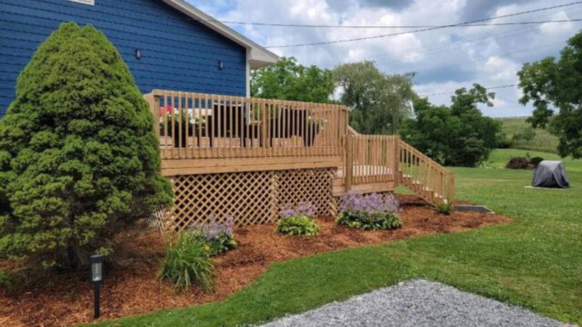 Wayland House | Quiet Home, near Lake Milton & West Branch