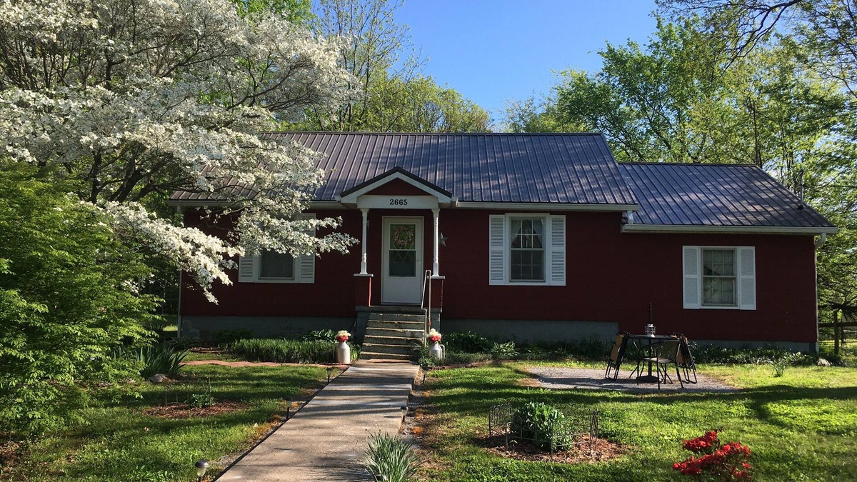 Cunningham House | Quiet home on horse farm, halfway between Paducah & Wickliffe. Close to 60 & 286