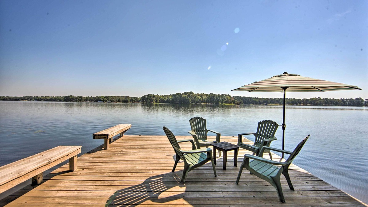 Hawkins House | Quiet Home on Lake Hawkins w/Kayaks + Dock!