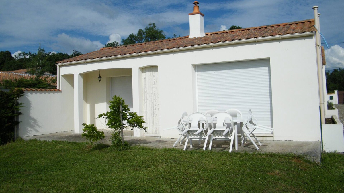 Saint-Denis-du-Payre House | Quiet house near the sea