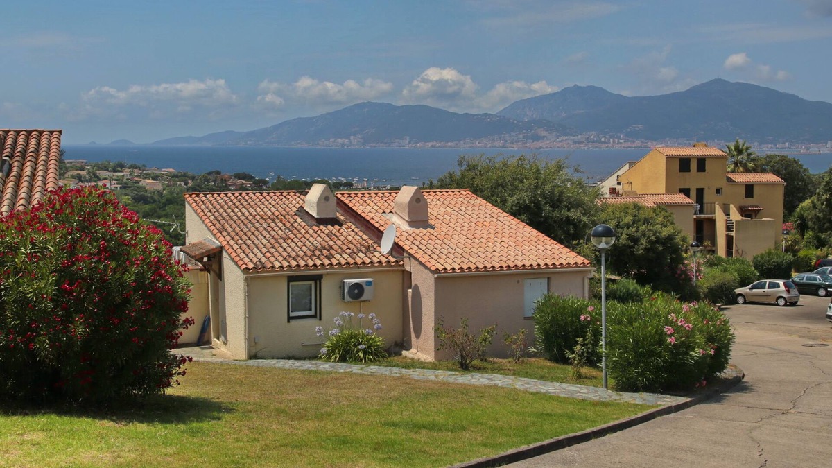 Porticcio House | Quiet house 1km from the beach, with tennis court and communal swimming pools