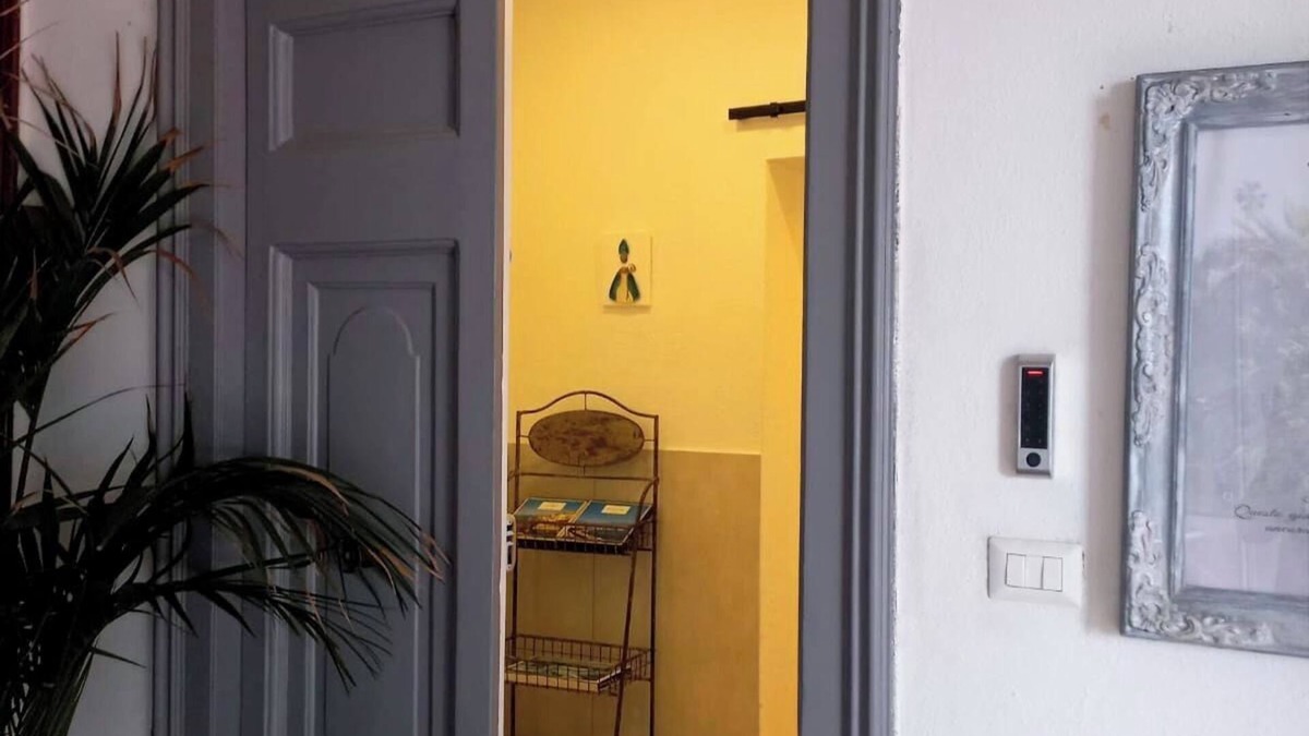 Posillipo House | Quiet house a stone's throw from the sea at Posillipo with 5 beds and two bathrooms.